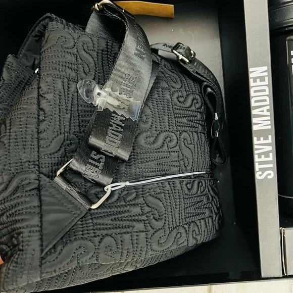 Steve Madden Backpack Bottle Earbud Case 3 Pc Gift Set - Picture 5 of 8